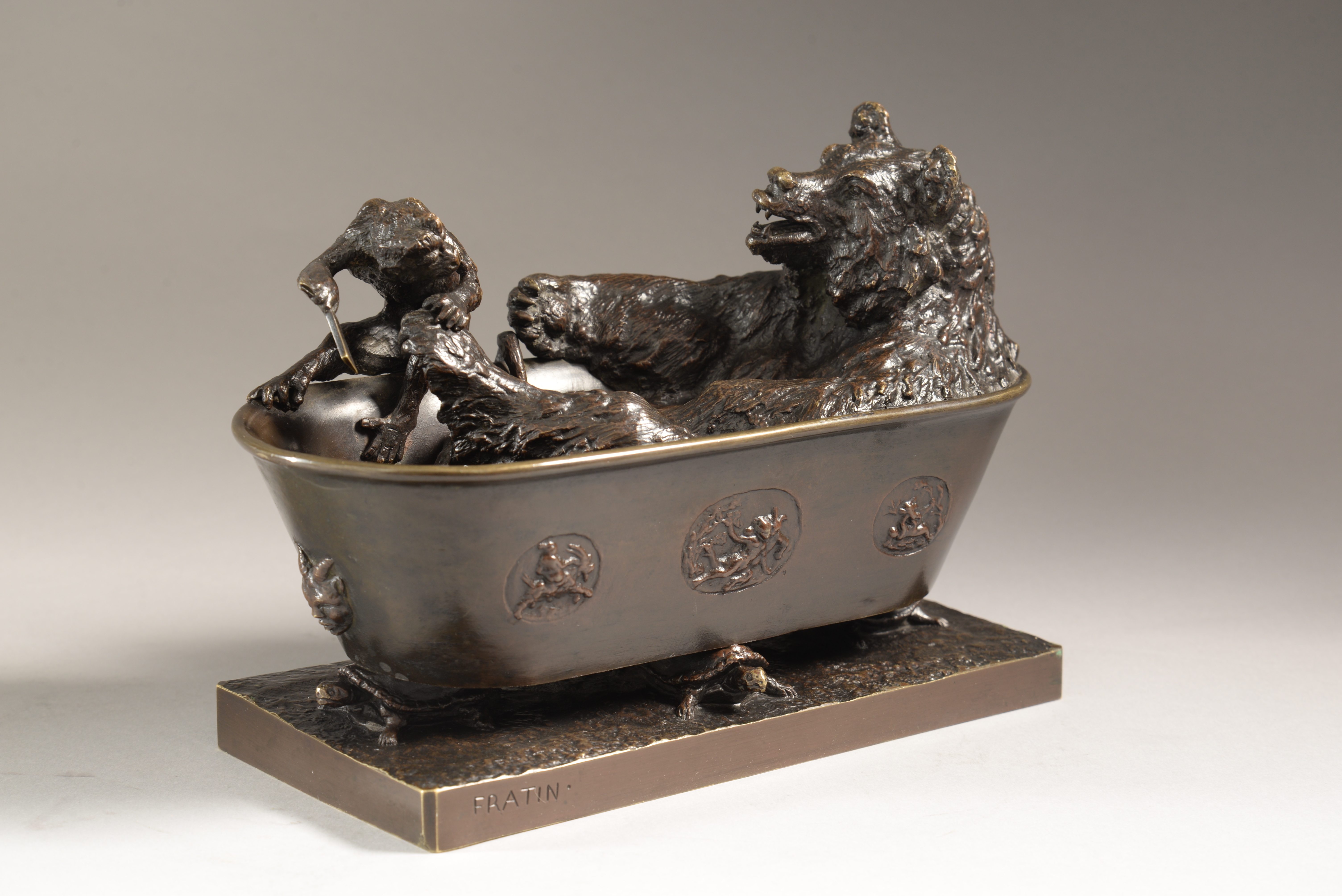 OURS ET SINGE PÉDICURE ou OURS DANS SA BAIGNOIRE  

